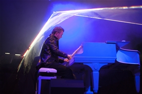 Laser um Frank am Piano